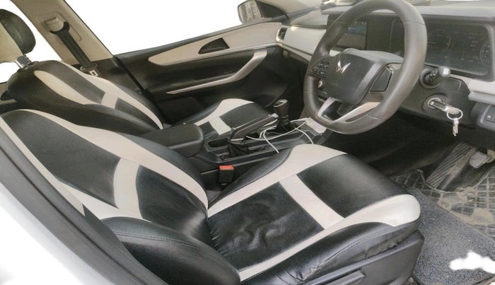 2022 Mahindra XUV700 MX D MT 5 STR, Diesel, Manual, 80,332 km, interior