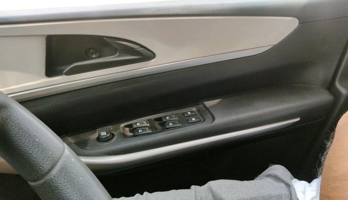 2022 Mahindra XUV700 MX D MT 5 STR, Diesel, Manual, 80,332 km, interior