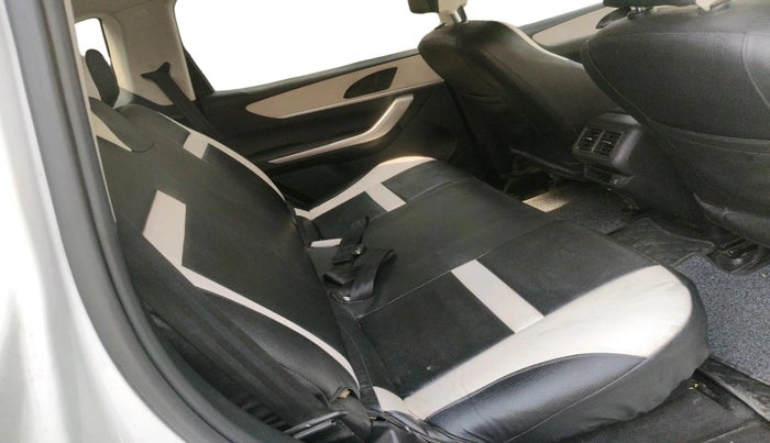 2022 Mahindra XUV700 MX D MT 5 STR, Diesel, Manual, 80,332 km, interior