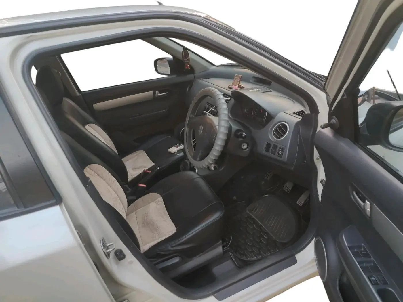2011 Maruti Swift VXI, Petrol, Manual, 56,520 km, interior