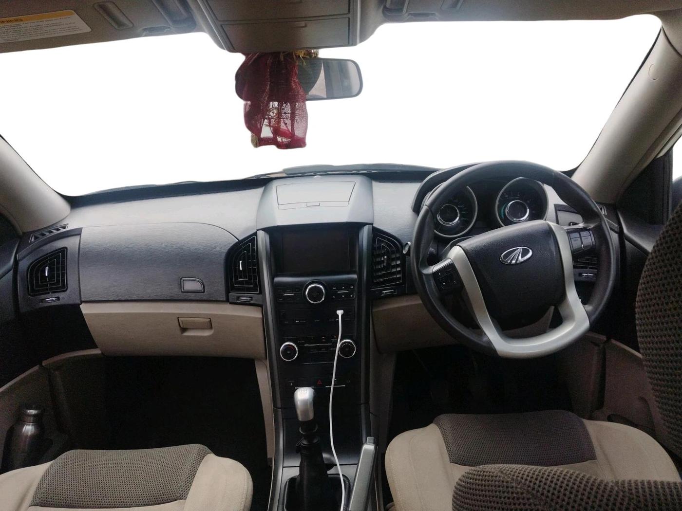 2017 Mahindra XUV500 W6, Diesel, Manual, 1,13,598 km, interior