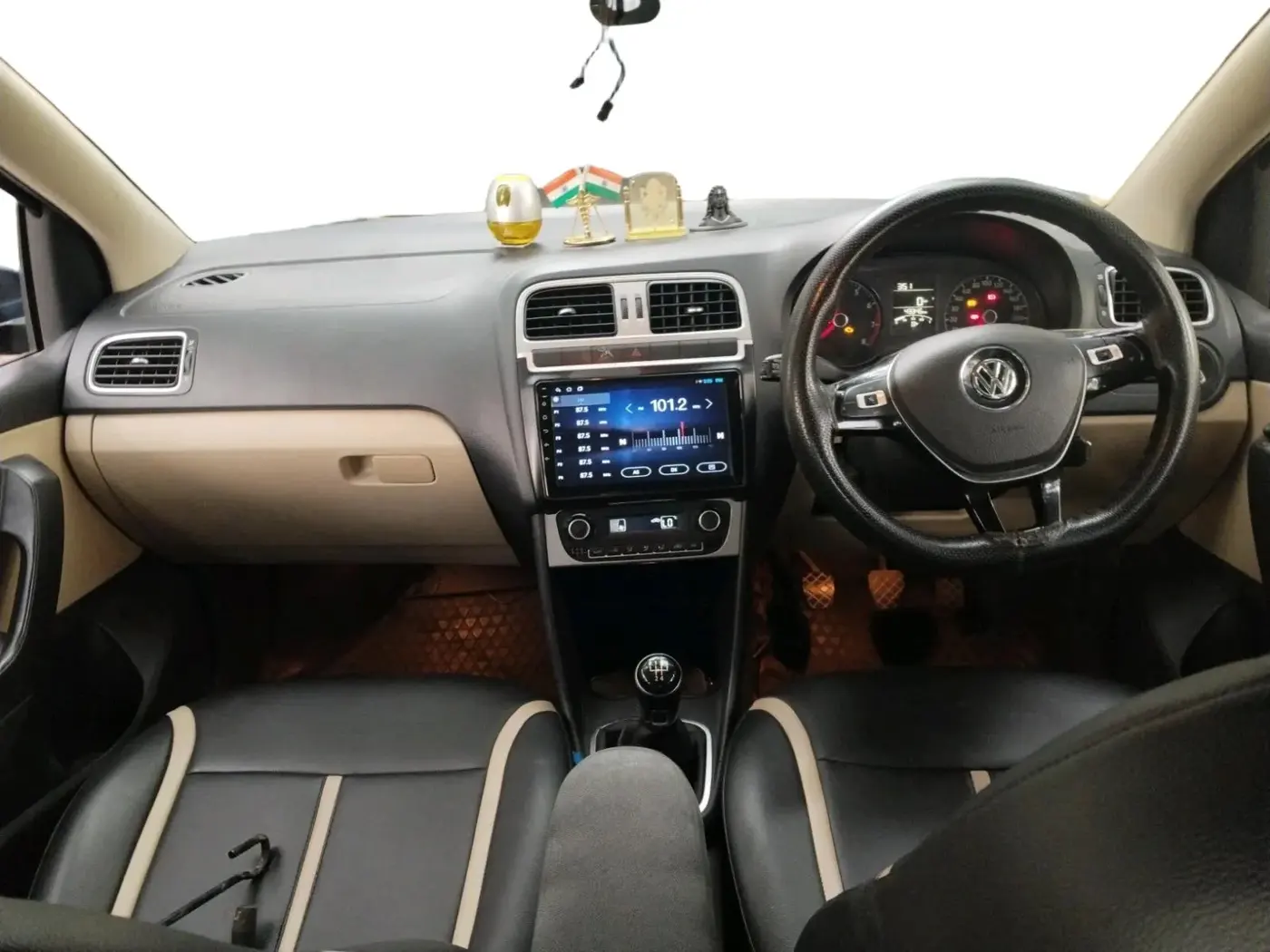 2016 Volkswagen Ameo HIGHLINE1.2L, Petrol, Manual, 43,346 km, interior