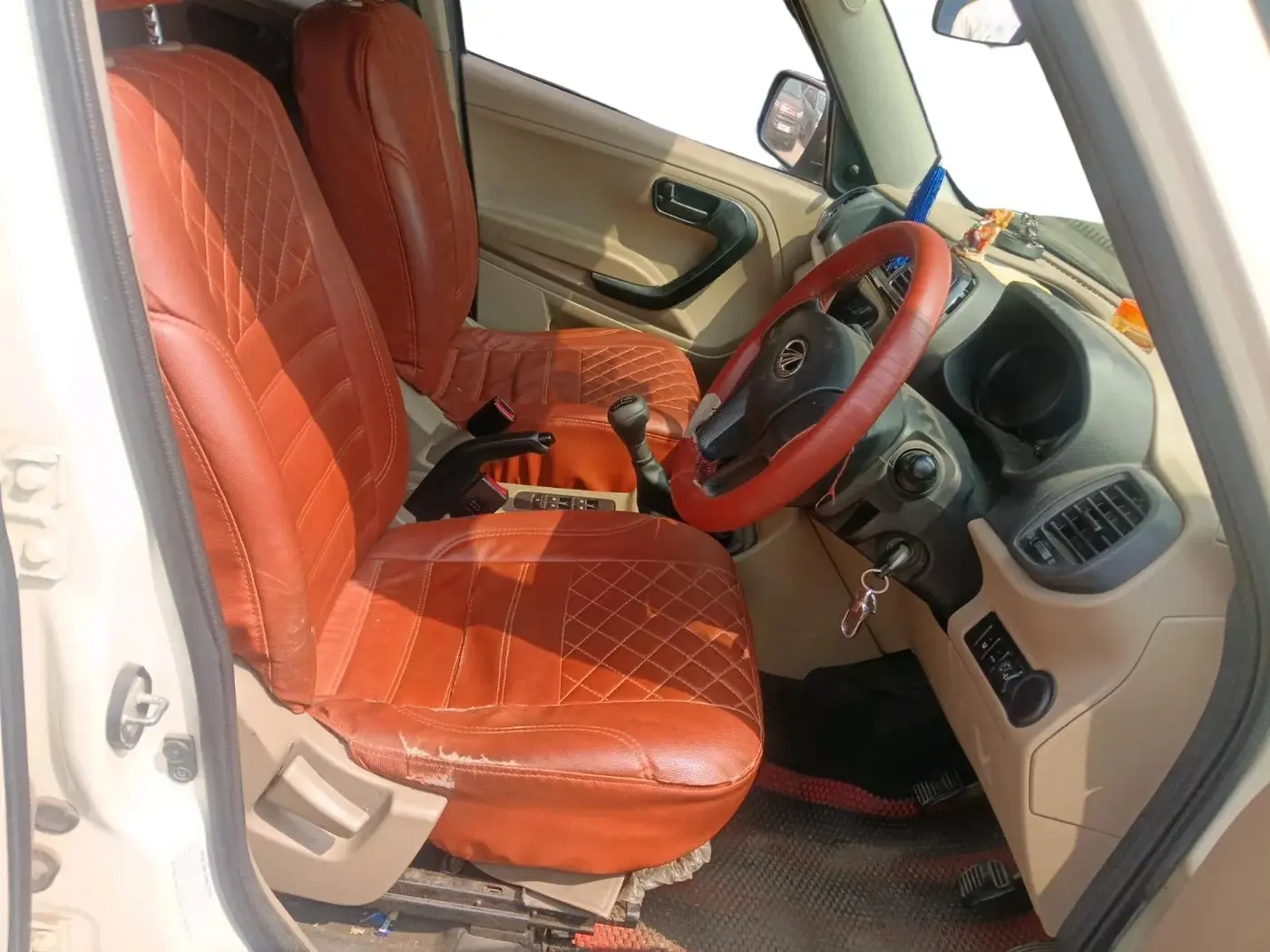 2017 Mahindra TUV300 T6, Diesel, Manual, 1,06,894 km, interior