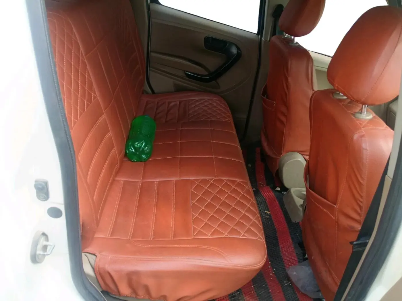 2017 Mahindra TUV300 T6, Diesel, Manual, 1,06,894 km, interior