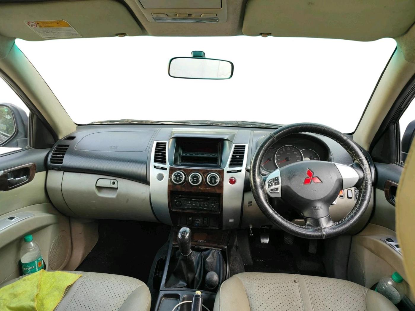 2012 Mitsubishi Pajero Sport 2.5 MT 4X4, Diesel, Manual, 2,11,962 km, interior