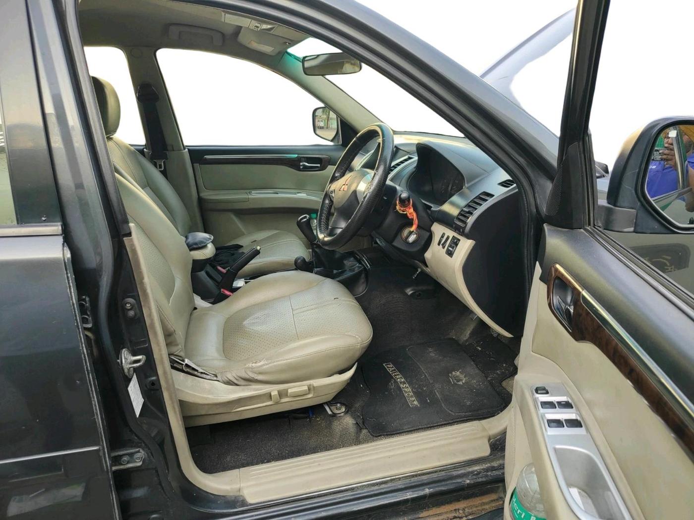 2012 Mitsubishi Pajero Sport 2.5 MT 4X4, Diesel, Manual, 2,11,962 km, interior