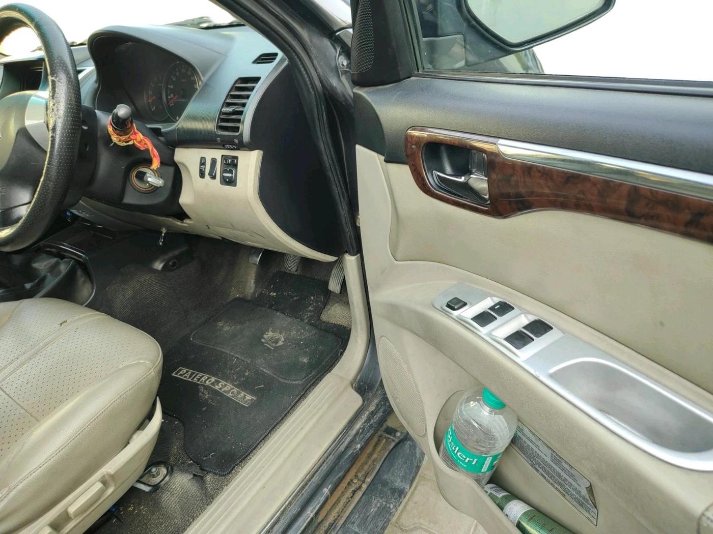 2012 Mitsubishi Pajero Sport 2.5 MT 4X4, Diesel, Manual, 2,11,962 km, interior