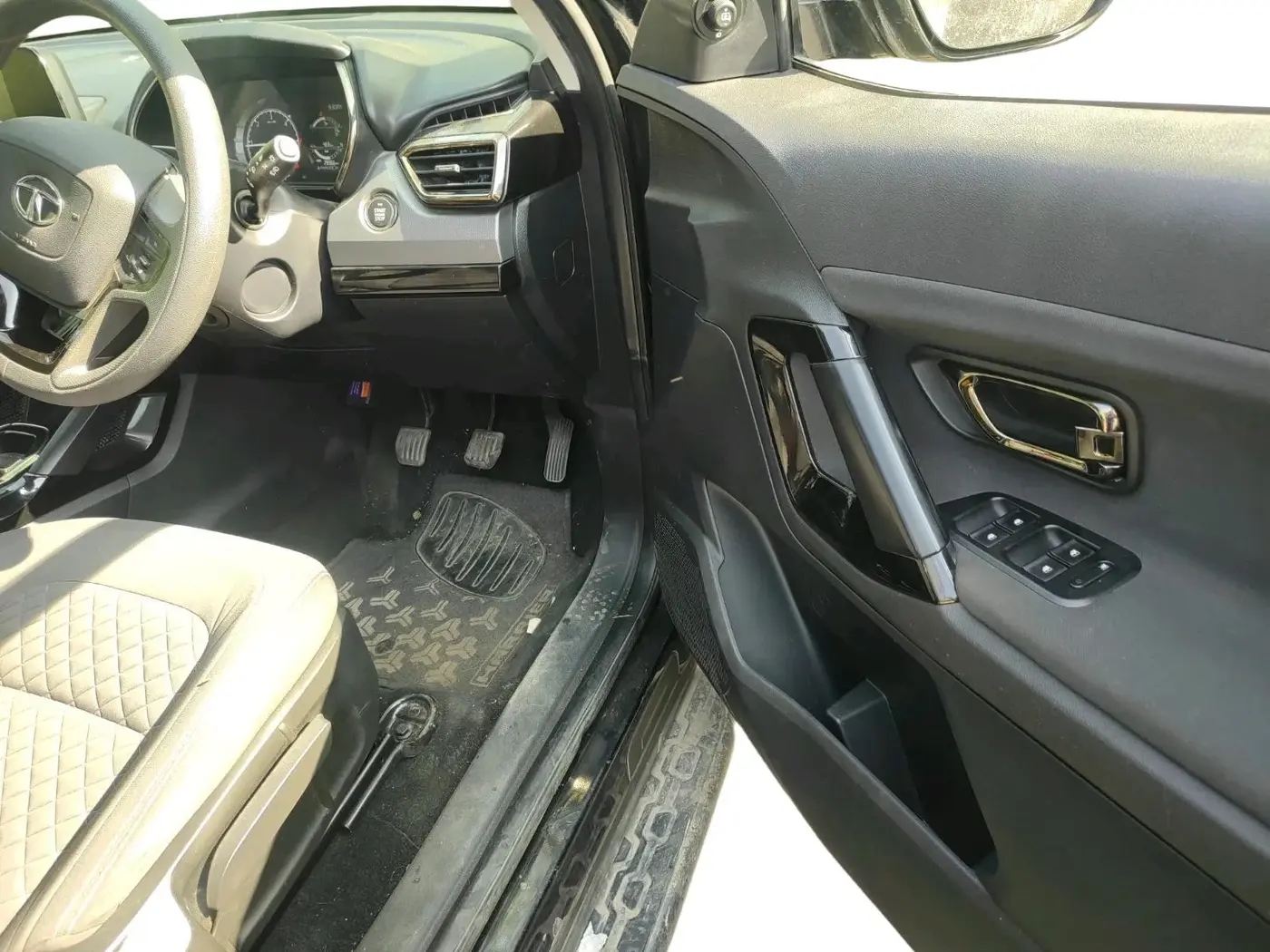2022 Tata Harrier XT PLUS 2.0L KRYOTEC DARK EDITON, Diesel, Manual, 29,002 km, interior