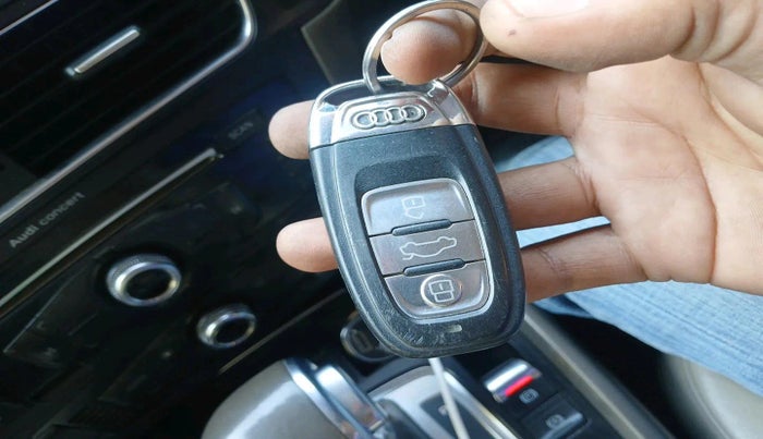 2013 Audi Q5 2.0 TDI QUATTRO, Diesel, Automatic, 1,39,362 km, interior