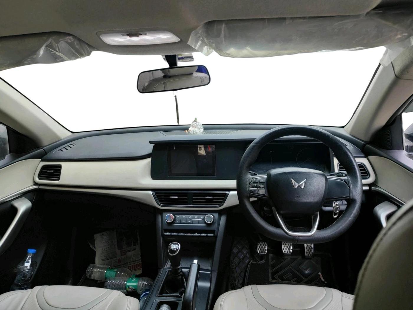 2022 Mahindra XUV700 MX D MT 5 STR, Diesel, Manual, 1,00,124 km, interior