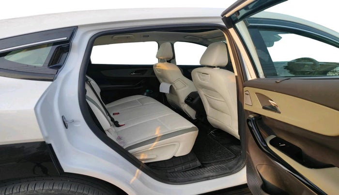 2025 Mahindra XEV 9e Pack Three B79 KWH, Electric, Automatic, 11,936 km, interior