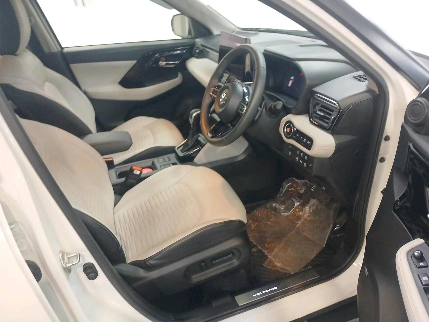 2025 Maruti Victoris Zxi Plus (O) 1.5 6AT, Petrol, Automatic, 4,150 km, interior