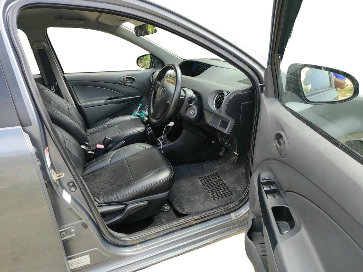 2013 Toyota Etios Liva GD, Diesel, Manual, 1,18,830 km, interior
