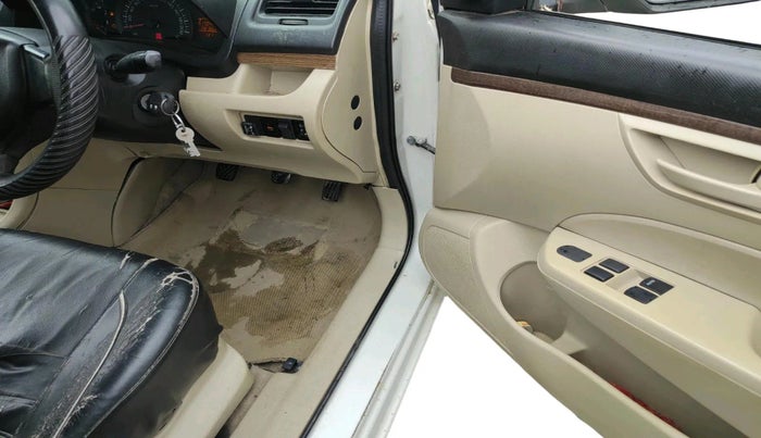 2017 Maruti Swift Dzire LXI, CNG, Manual, 1,70,105 km, interior