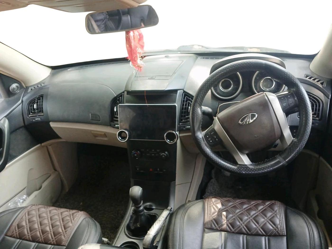 2015 Mahindra XUV500 W6, Diesel, Manual, 1,00,469 km, interior