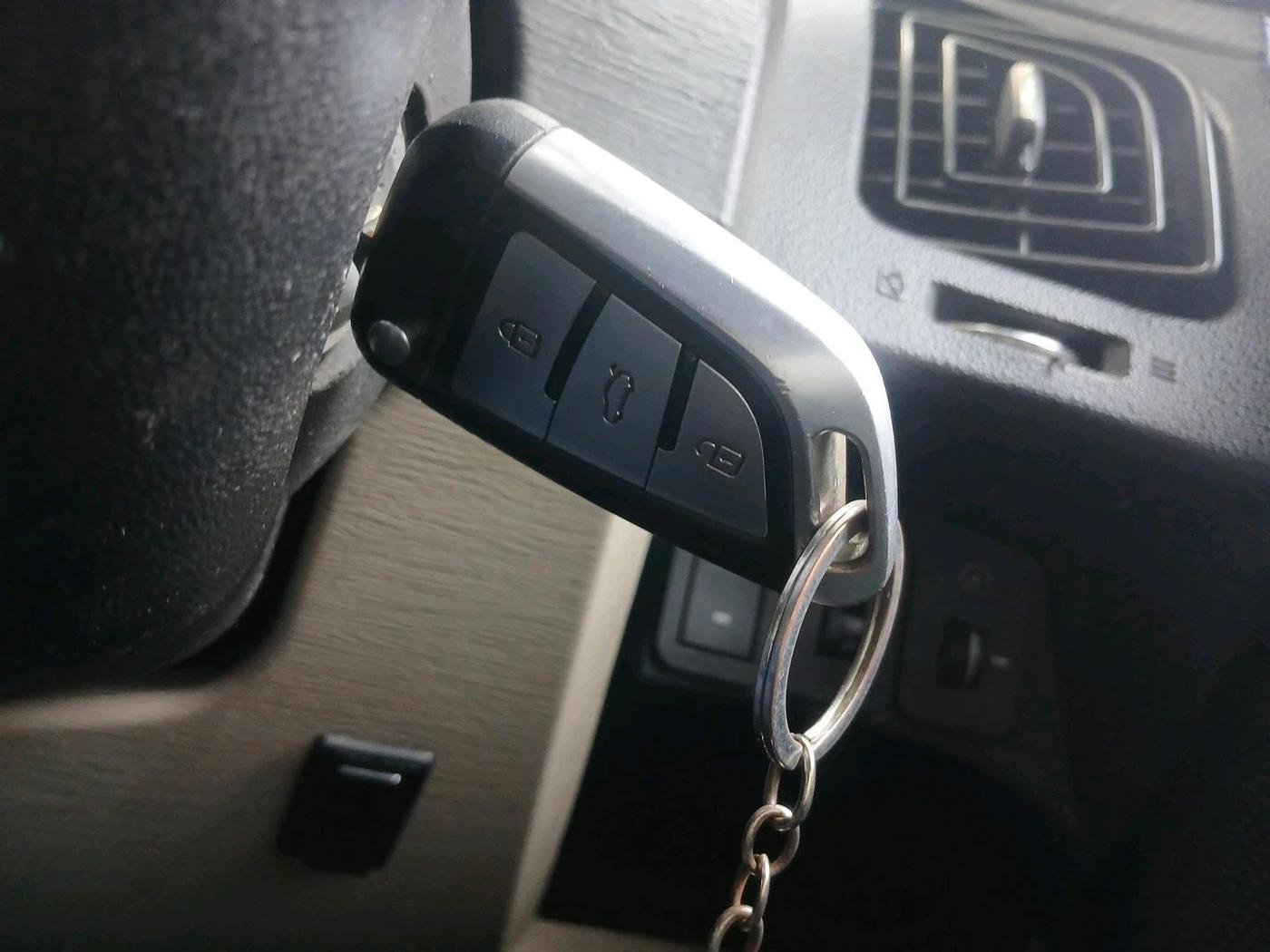 2015 Mahindra XUV500 W6, Diesel, Manual, 1,00,469 km, interior