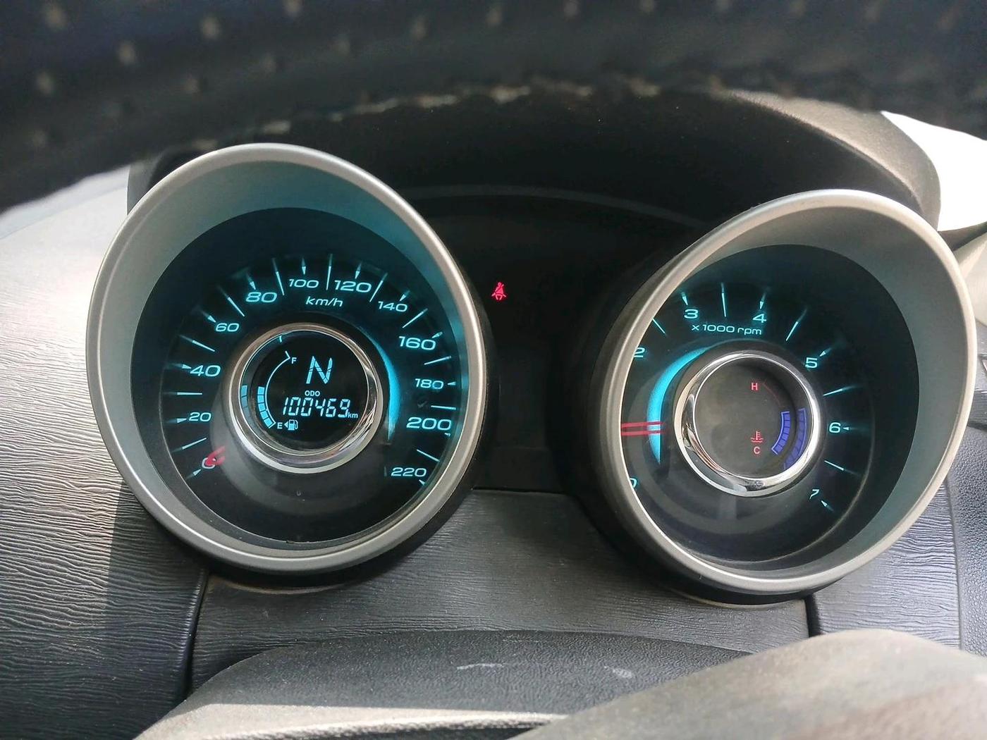 2015 Mahindra XUV500 W6, Diesel, Manual, 1,00,469 km, interior