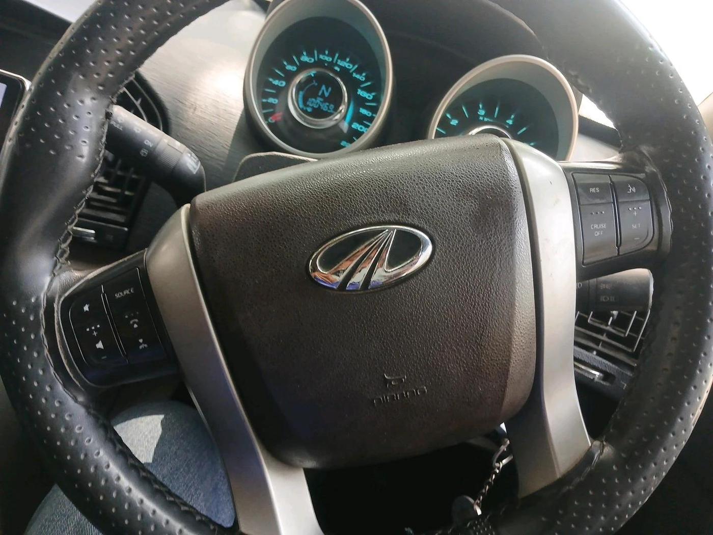 2015 Mahindra XUV500 W6, Diesel, Manual, 1,00,469 km, interior