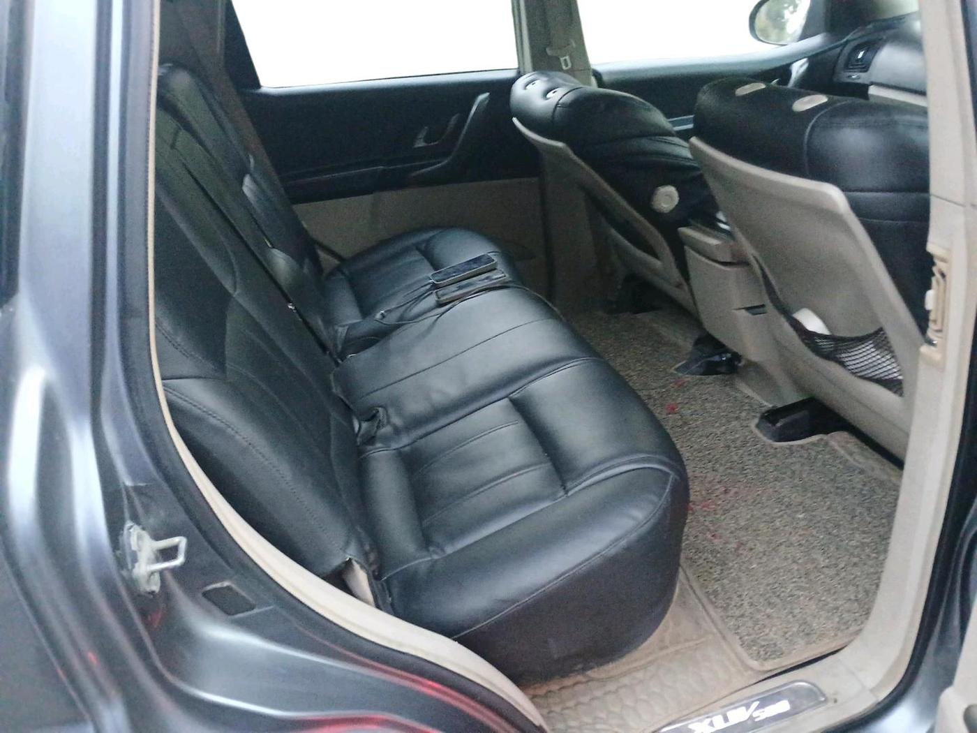2015 Mahindra XUV500 W10, Diesel, Manual, 1,11,607 km, interior