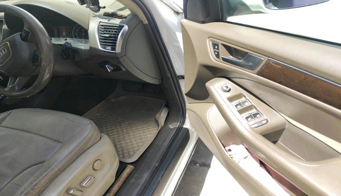 2012 Audi Q5 2.0 TDI QUATTRO, Diesel, Automatic, 1,29,437 km, interior