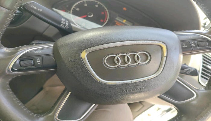 2012 Audi Q5 2.0 TDI QUATTRO, Diesel, Automatic, 1,29,437 km, interior