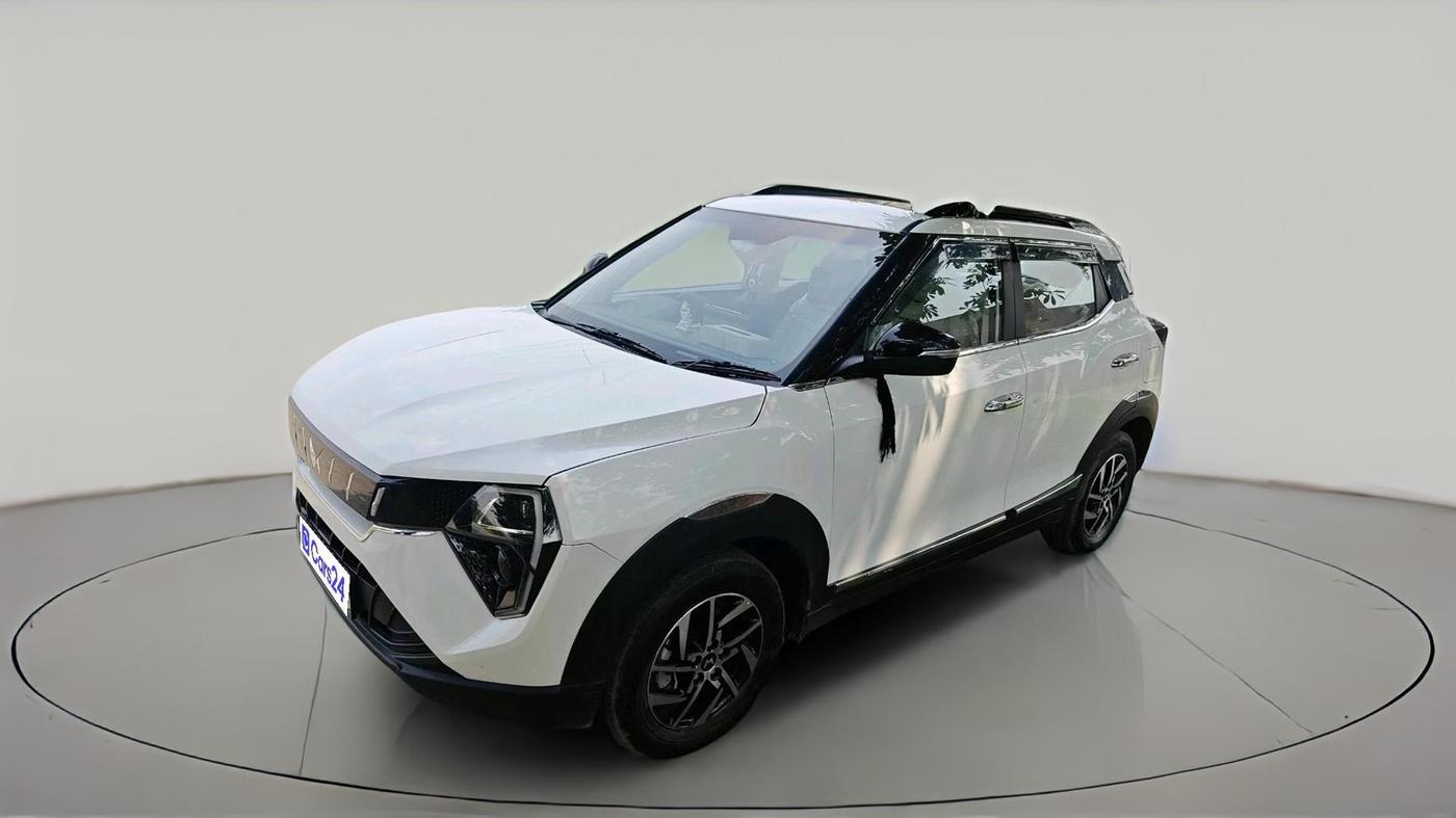 2024 Mahindra XUV 3XO AX5 1.2 L TCMPFi, Petrol, Manual, 8,565 km, exterior