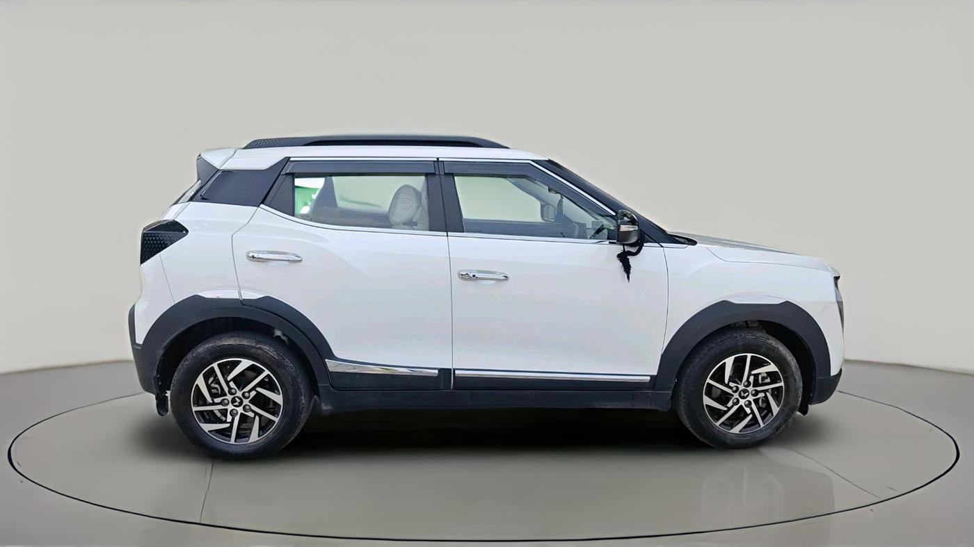 2024 Mahindra XUV 3XO AX5 1.2 L TCMPFi, Petrol, Manual, 8,565 km, exterior