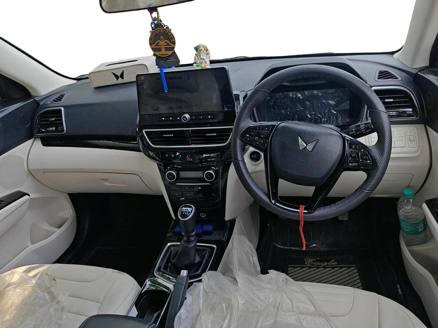 2024 Mahindra XUV 3XO AX5 1.2 L TCMPFi, Petrol, Manual, 8,565 km, interior