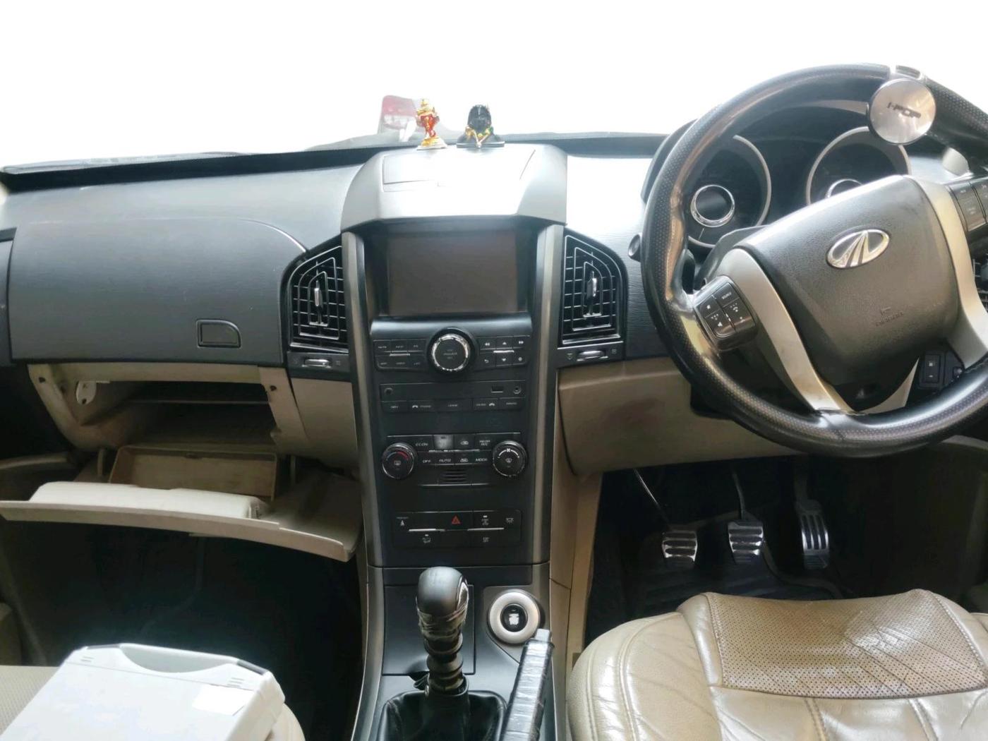 2015 Mahindra XUV500 W10, Diesel, Manual, 2,12,236 km, interior