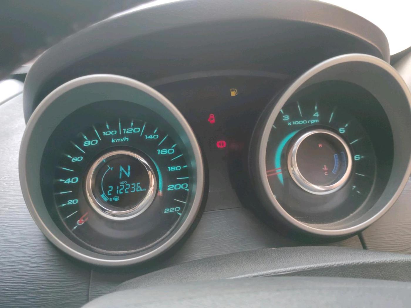 2015 Mahindra XUV500 W10, Diesel, Manual, 2,12,236 km, interior