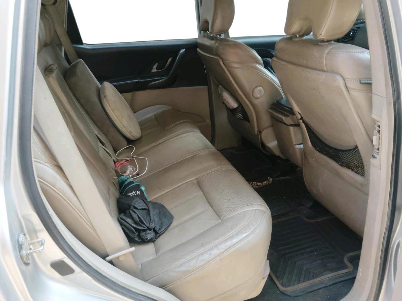 2015 Mahindra XUV500 W10, Diesel, Manual, 2,12,236 km, interior