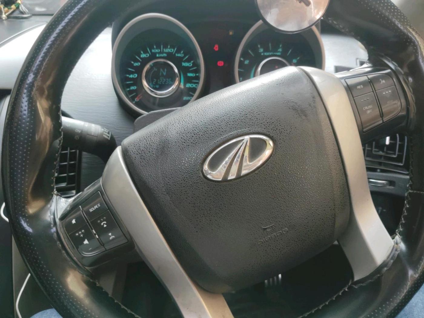 2015 Mahindra XUV500 W10, Diesel, Manual, 2,12,236 km, interior