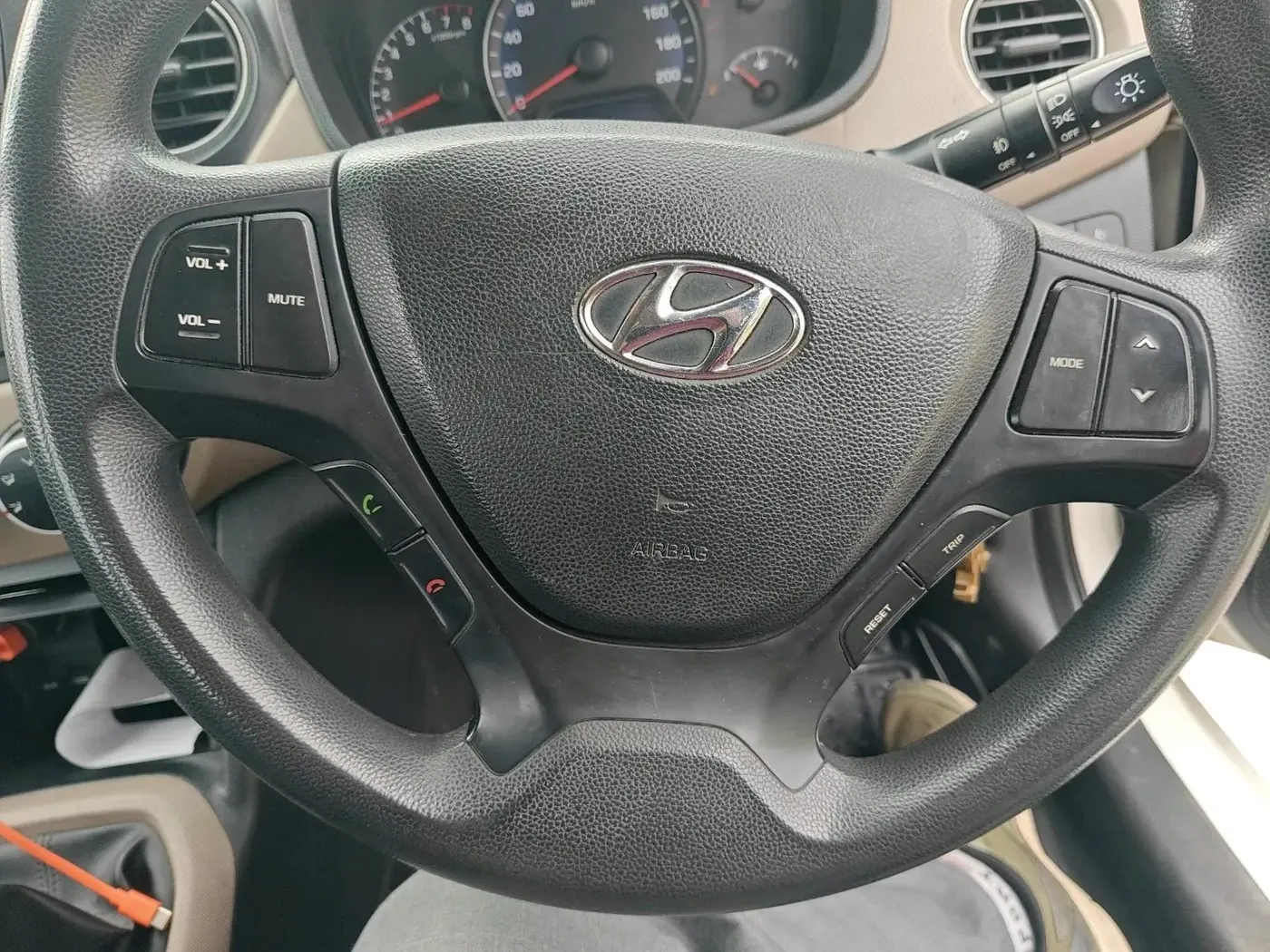 2016 Hyundai Xcent SX 1.2, CNG, Manual, 1,02,477 km, interior