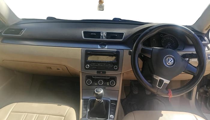2013 Volkswagen Passat TRENDLINE MT, Diesel, Manual, 2,07,626 km, interior