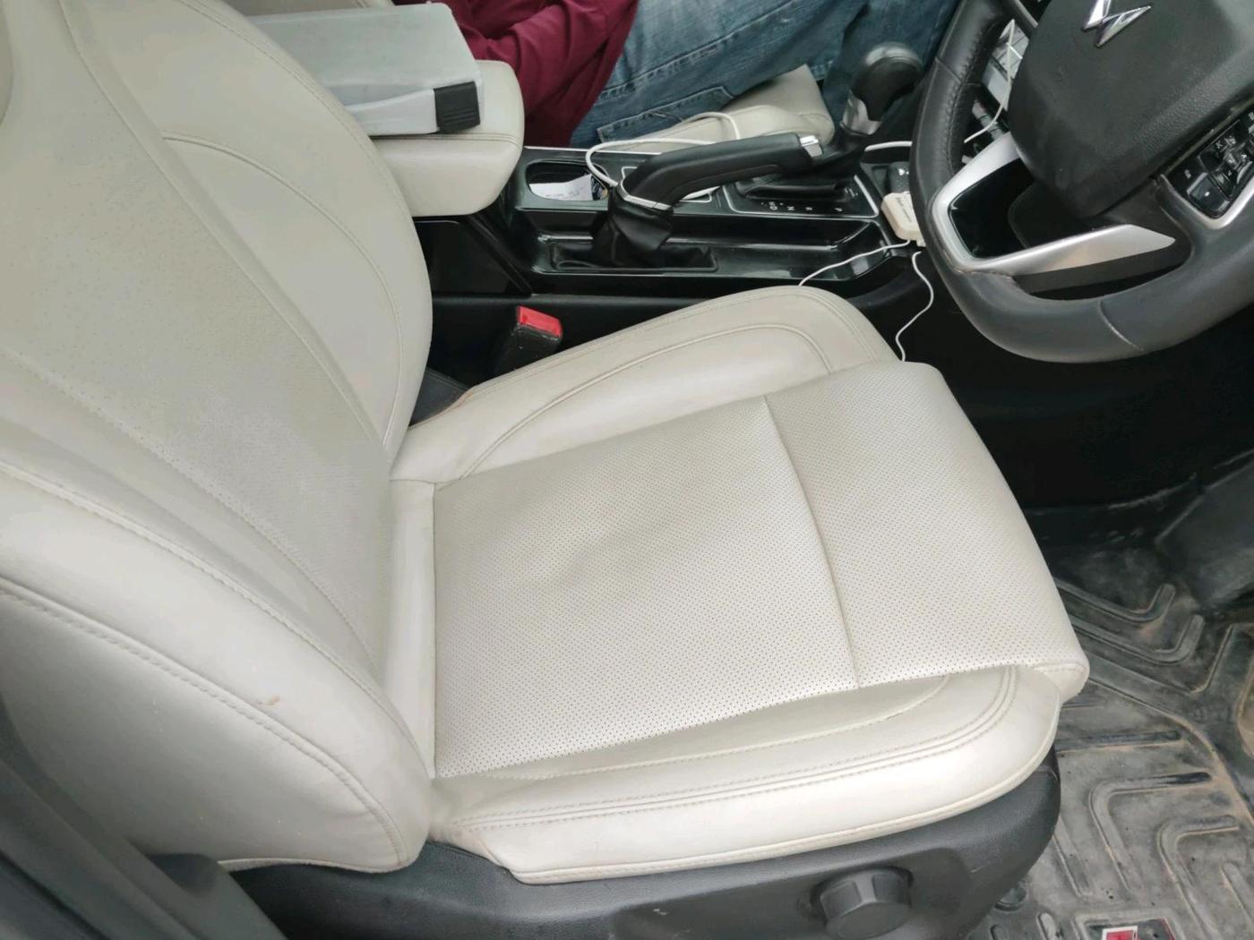 2022 Mahindra XUV700 AX 7 D AT 7 STR, Diesel, Automatic, 72,788 km, interior