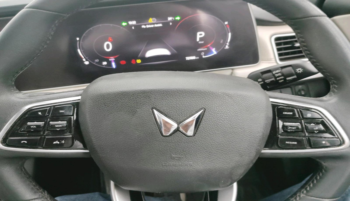 2022 Mahindra XUV700 AX 7 D AT 7 STR, Diesel, Automatic, 72,788 km, interior