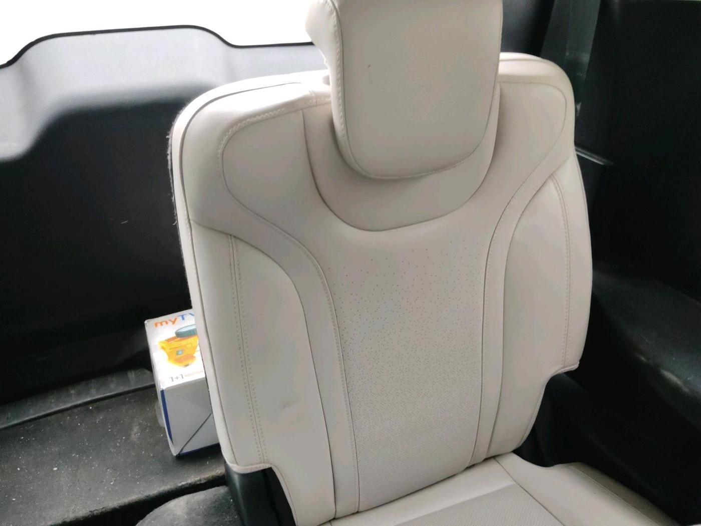 2022 Mahindra XUV700 AX 7 D AT 7 STR, Diesel, Automatic, 72,788 km, interior