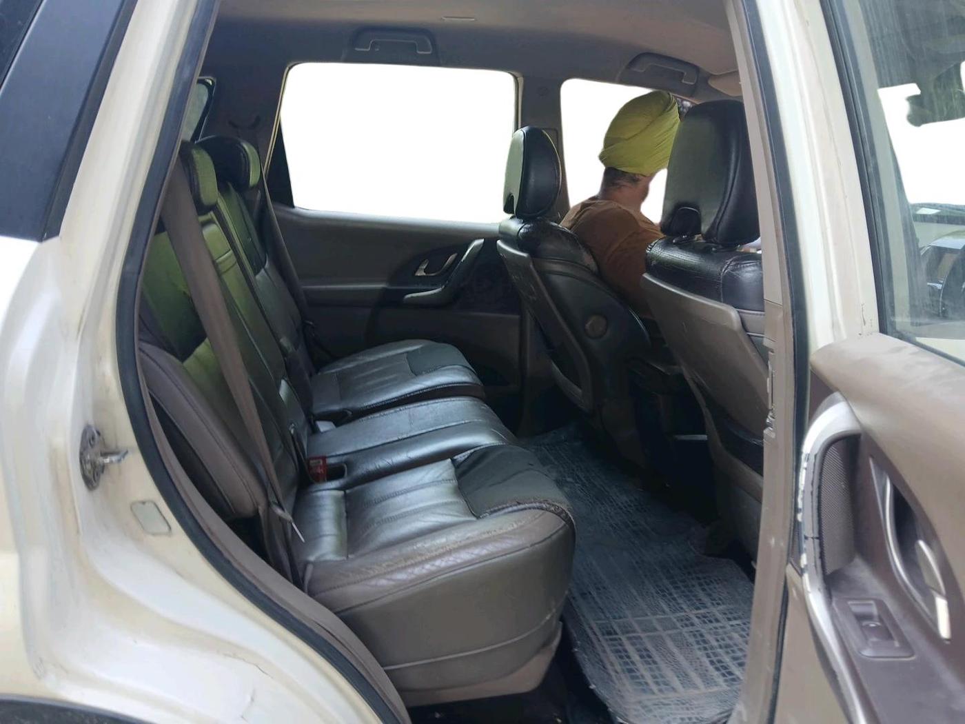 2011 Mahindra XUV500 W8, Diesel, Manual, 1,22,401 km, interior
