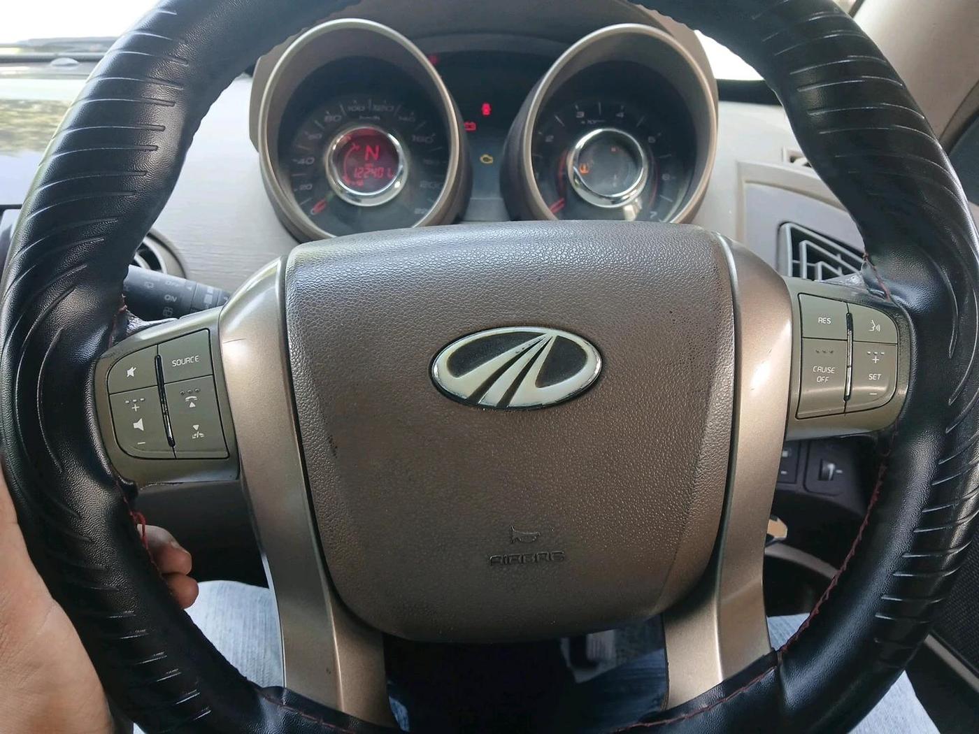 2011 Mahindra XUV500 W8, Diesel, Manual, 1,22,401 km, interior