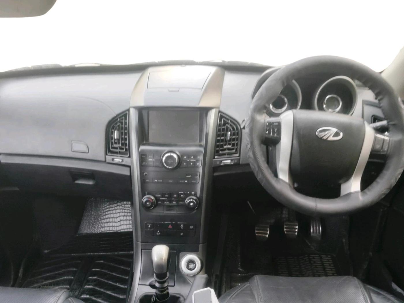 2017 Mahindra XUV500 W10, Diesel, Manual, 1,38,703 km, interior