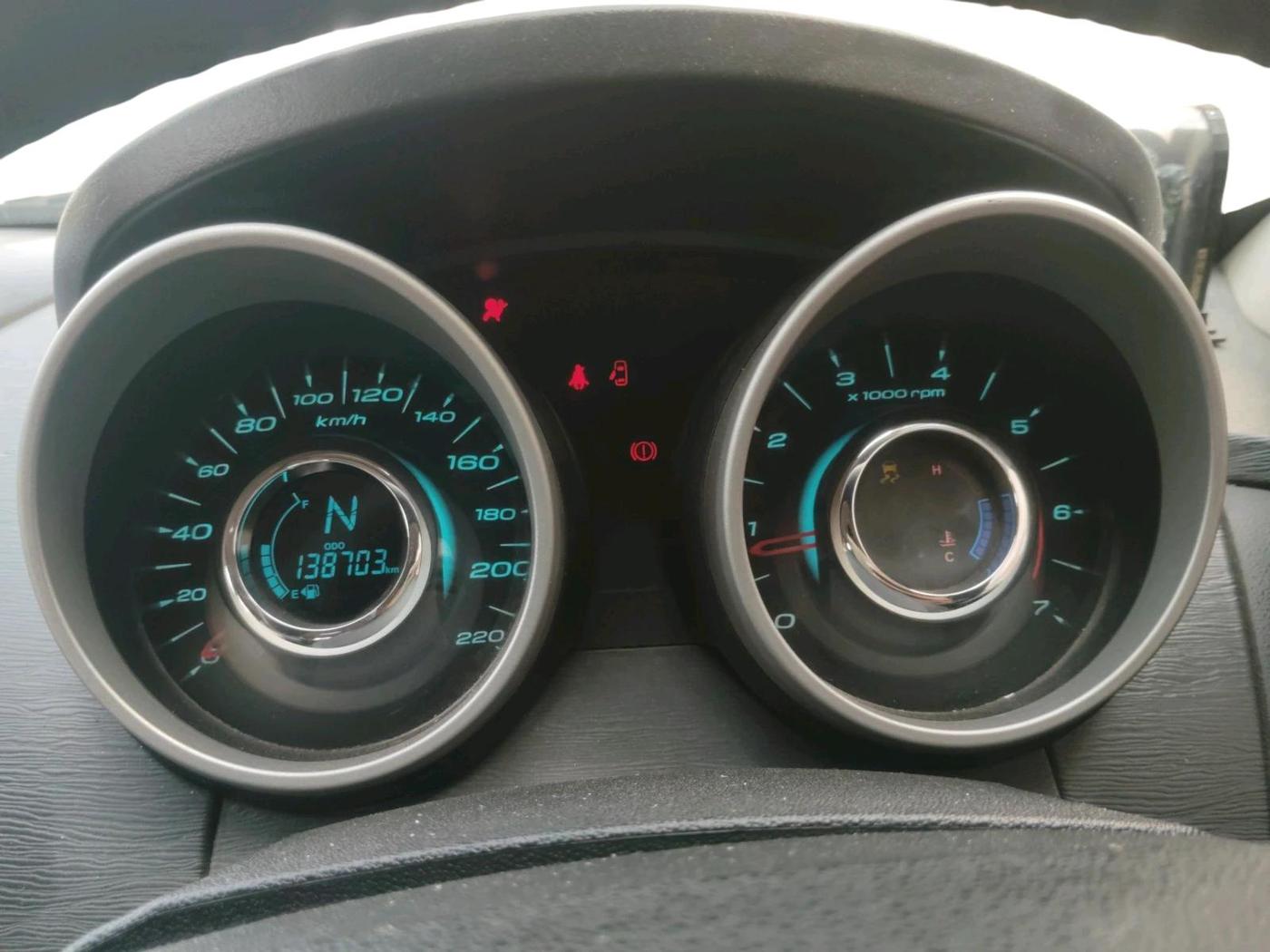 2017 Mahindra XUV500 W10, Diesel, Manual, 1,38,703 km, interior