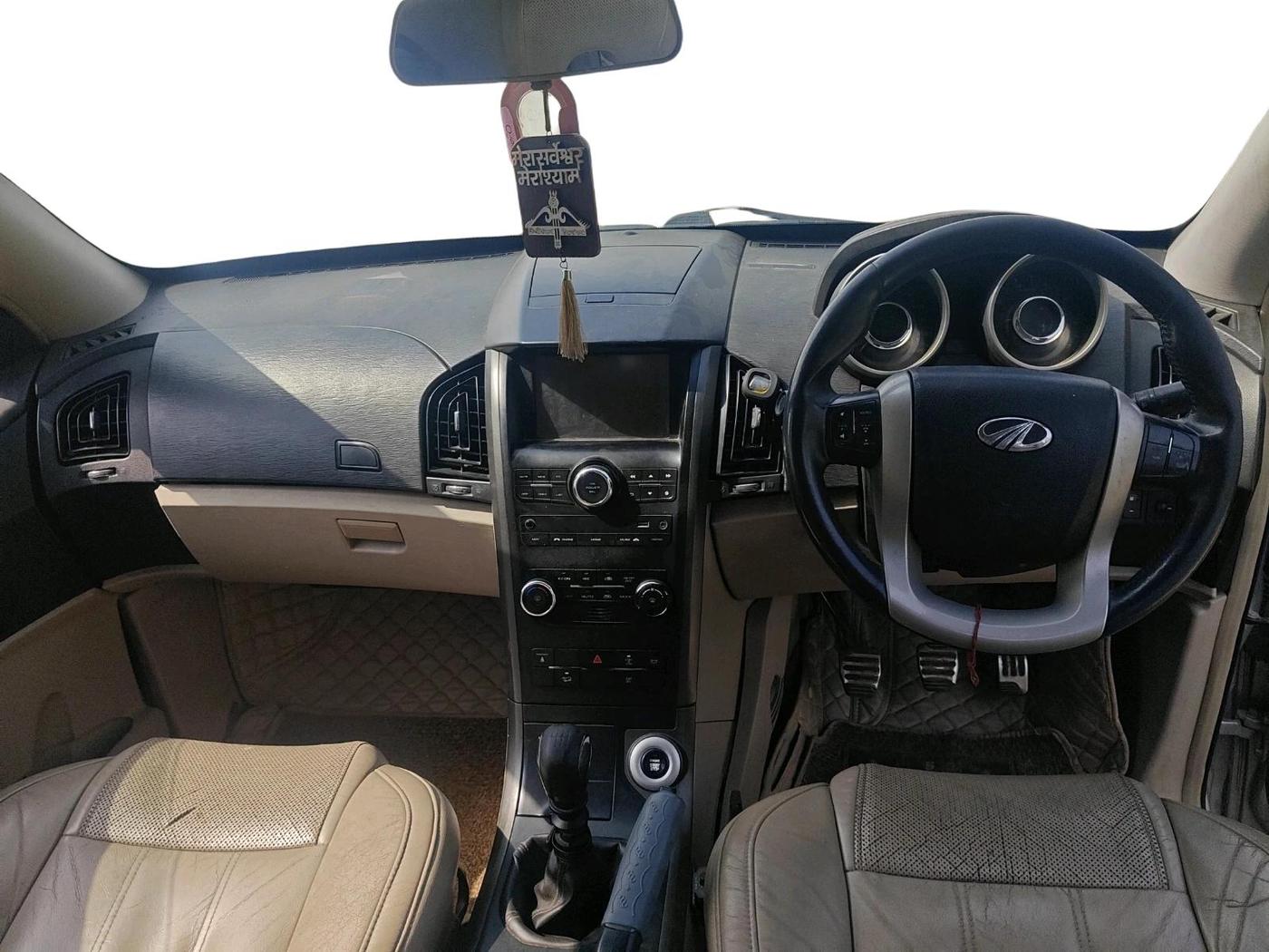 2017 Mahindra XUV500 W10 1.99, Diesel, Manual, 98,261 km, interior