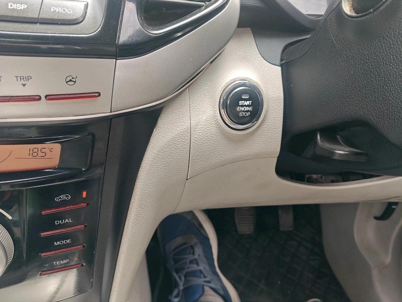 2019 Mahindra XUV300 W8 (O) 1.5 DIESEL, Diesel, Manual, 1,01,425 km, interior