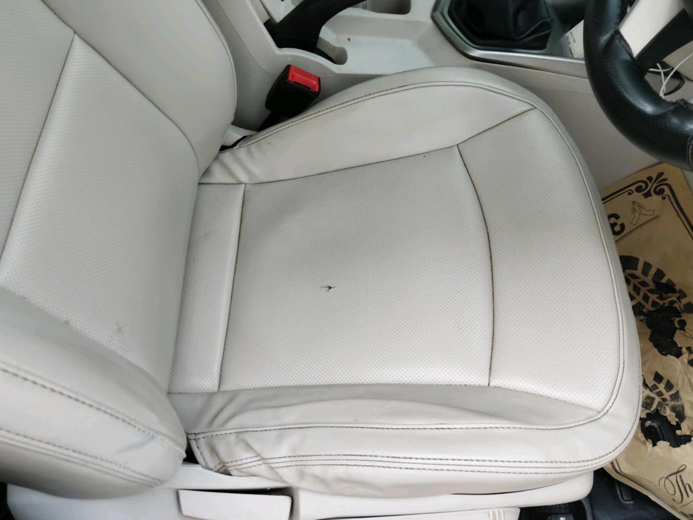 2019 Mahindra XUV300 W8 (O) 1.5 DIESEL, Diesel, Manual, 1,44,236 km, interior