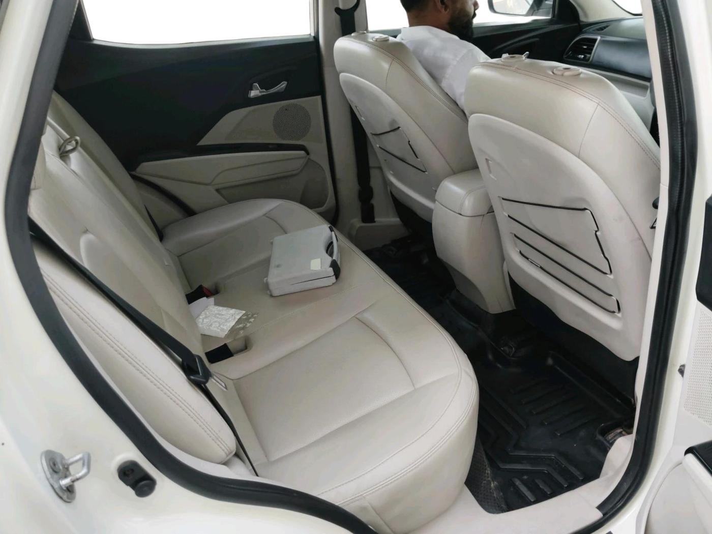 2019 Mahindra XUV300 W8 (O) 1.5 DIESEL, Diesel, Manual, 1,44,236 km, interior