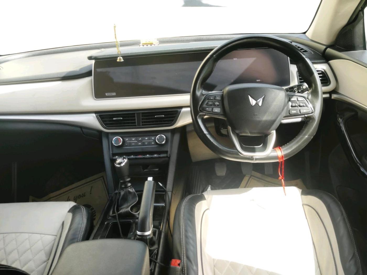 2024 Mahindra XUV700 AX 5 P MT 7 STR, Petrol, Manual, 18,161 km, interior