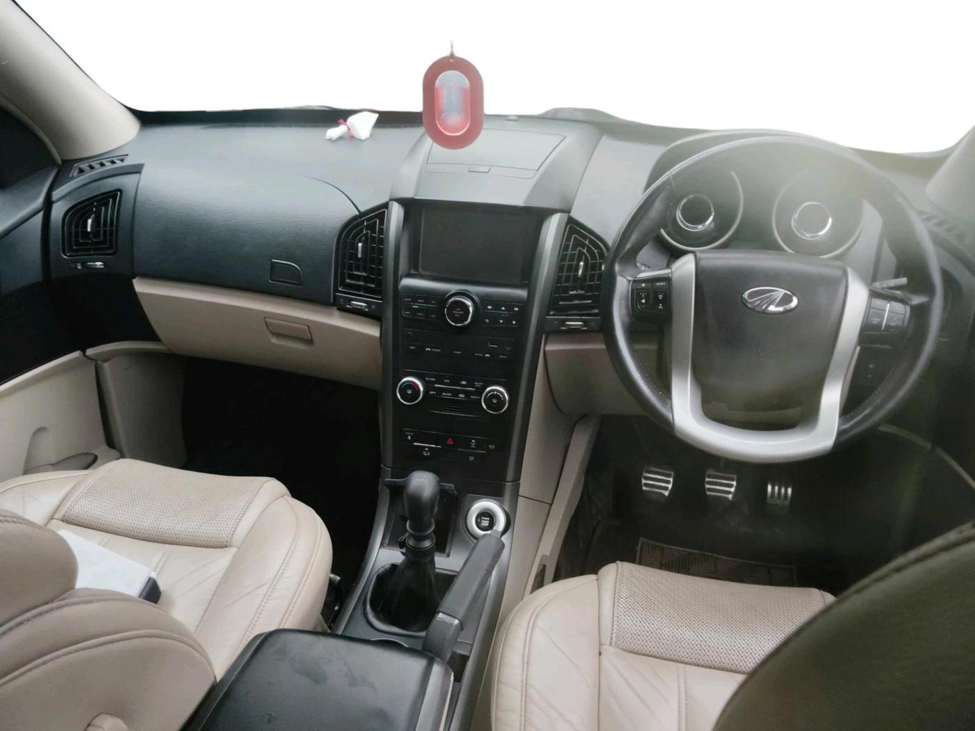 2016 Mahindra XUV500 W10, Diesel, Manual, 94,316 km, interior
