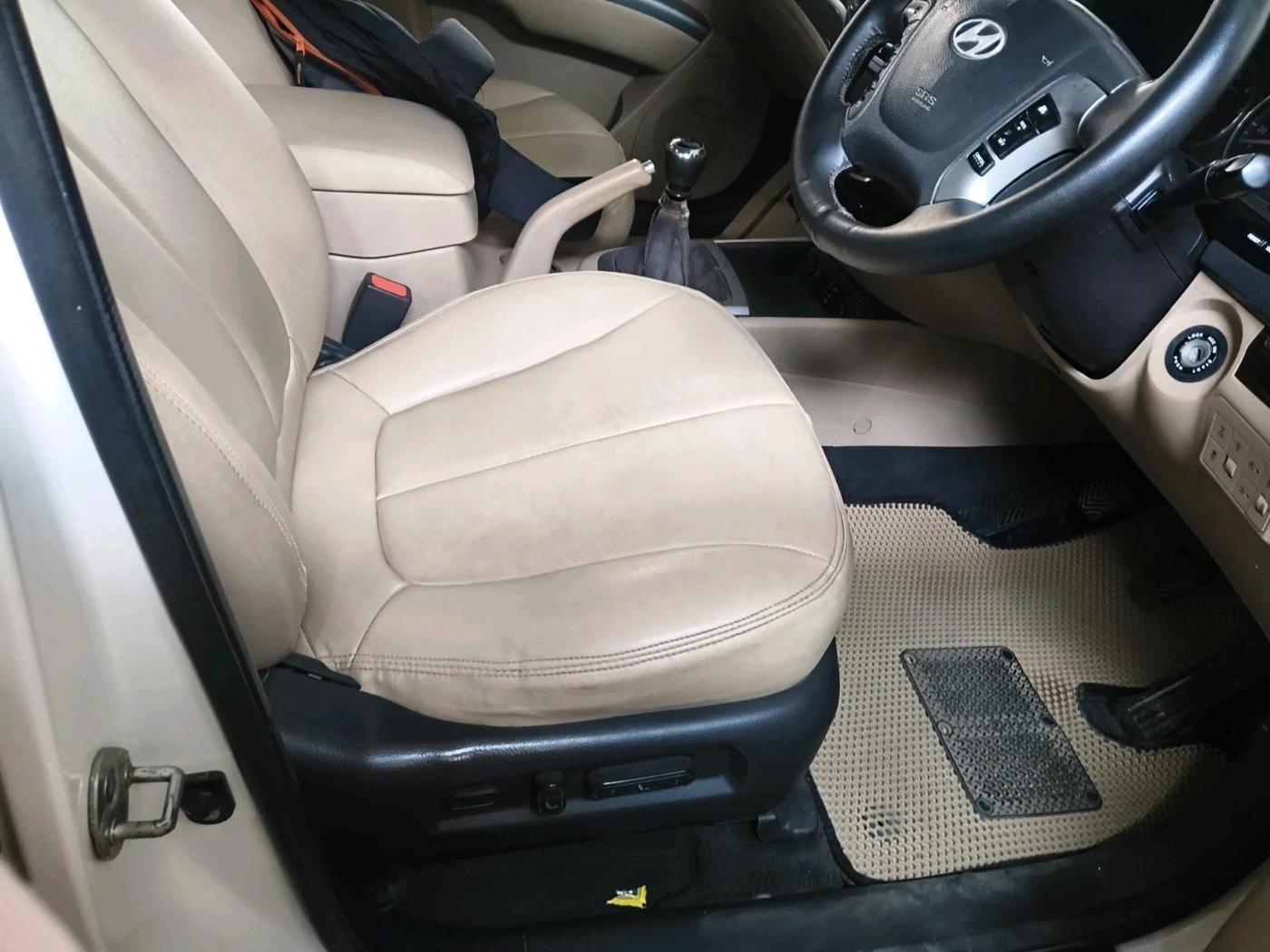 2011 Hyundai Santa Fe 2 WD, Diesel, Manual, 1,03,831 km, interior