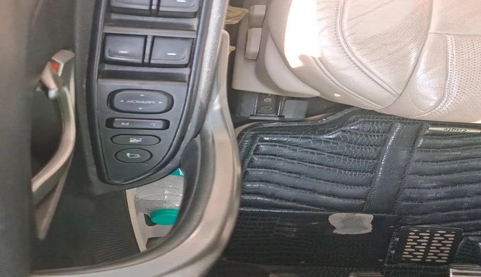 2016 Mahindra XUV500 W10, Diesel, Manual, 98,383 km, interior