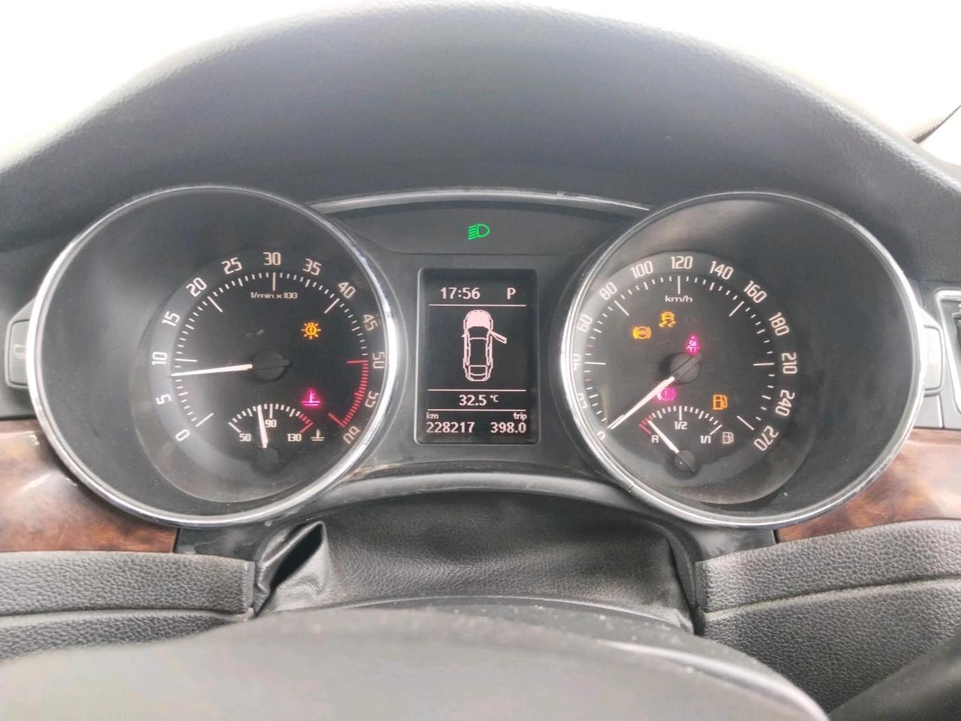 2015 Skoda Superb ELEGANCE 2.0 TDI CR AT, Diesel, Automatic, 2,28,217 km, interior